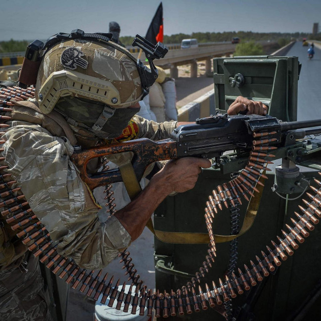 Vojnik naoružan lakom strojnicom u vozilu stražari kod ureda misije Ujedinjenih naroda u Heratu
