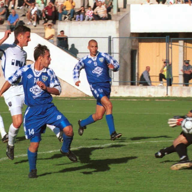 Domagoj Kosić (plavi dres s brojem 14)