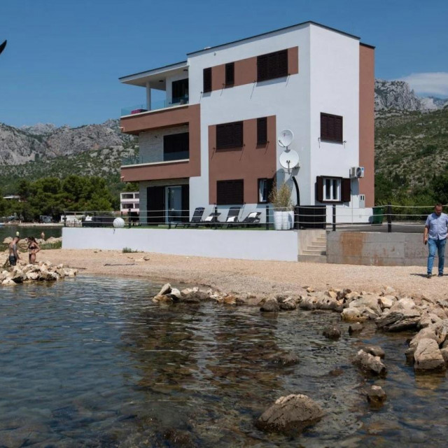 Kuća je sagrađena uz samu granicu pomorskog dobra