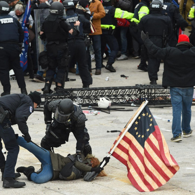 Neredi ispred Kapitola