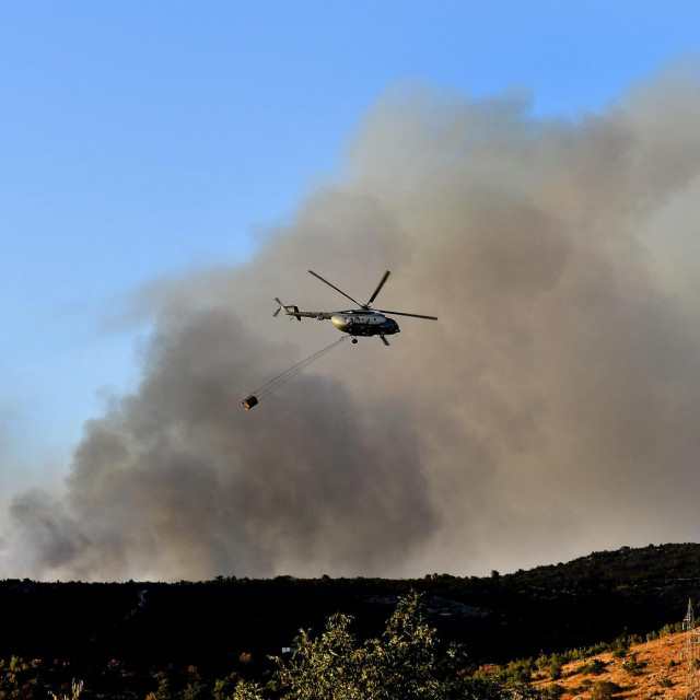 Helikopter iznad požarišta