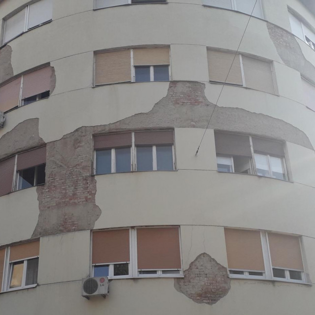 Zgrada s oštećenom fasadom u Ulici kneza Borne koja se još nije obnovila