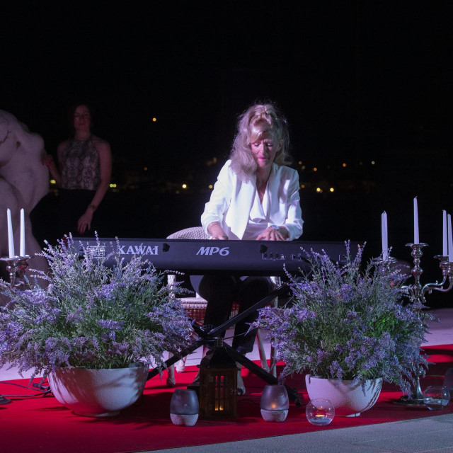 Glazbena večer u marini Frapa