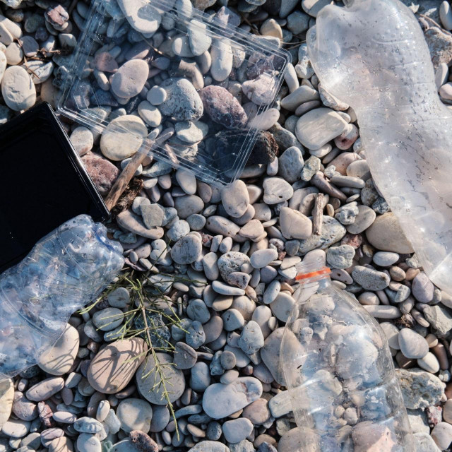 Plastična boca na plaži