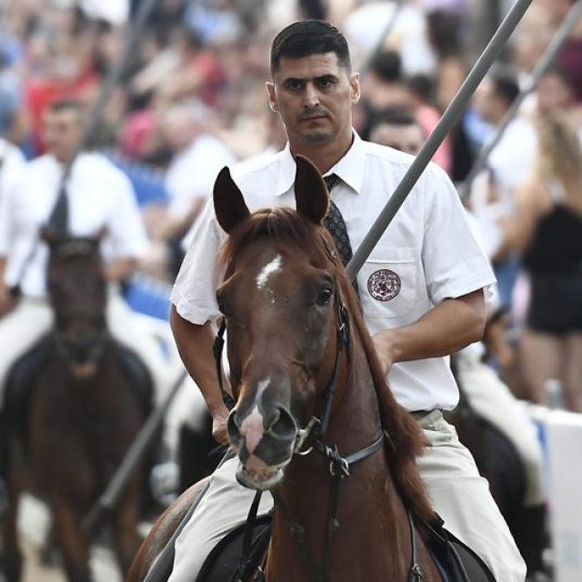 Tino Radanović; u krugu: posjetiteljice Bare