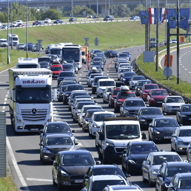 Gužva na naplatnim kućicama Lučko u smjeru mora