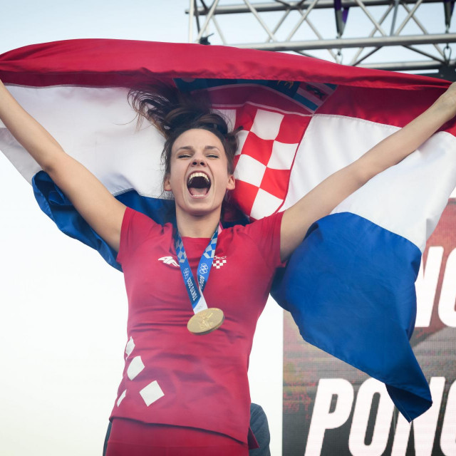 Matea Jelić na dočeku u Kninu
