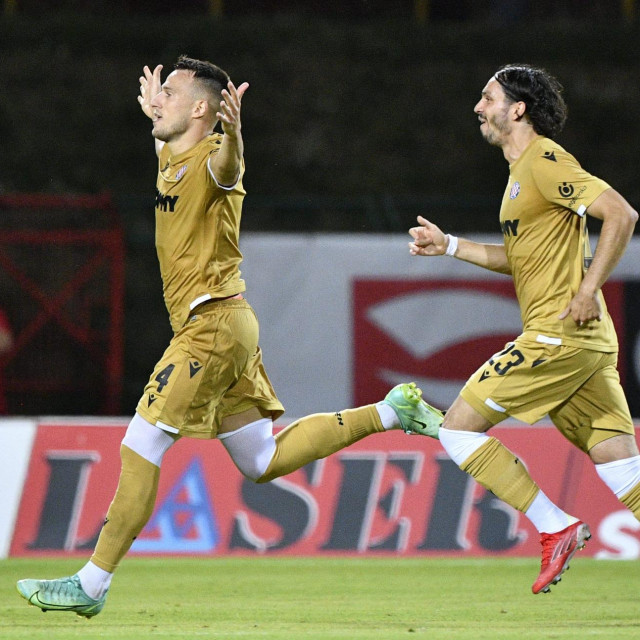 Josip Vuković trči prema Torcidi slaveći gol, iza njega je Krovinović