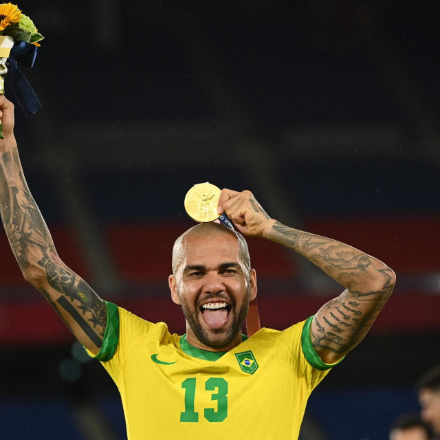 Dani Alves osvojio je zlatnu medalju s brazilskom reprezentacijom na Olimpijskim igrama u Tokiju, bio mu je to 44. trofej u karijeri