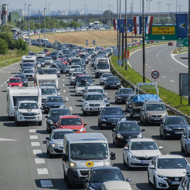Ljetne gužve na ulazu na A1 na naplatnoj postaji Lučko