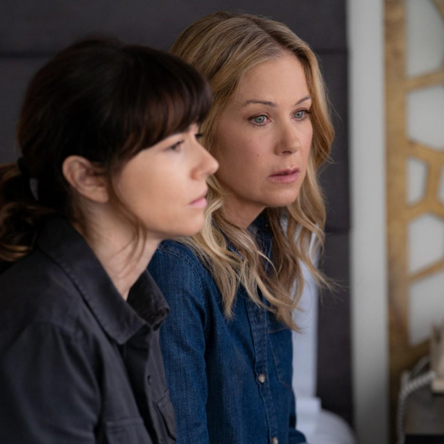 Scena iz serije 'Dead to Me' (Linda Cardellini, Christina Applegate)