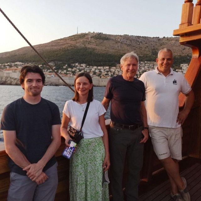 Calista Flockhart i Harrison Ford sa sinom Liamom u društvu s kapetanom karake, Franom Radoševićem.