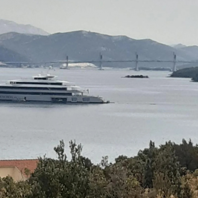 Jahta Mogambo ispred Pelješkog mosta