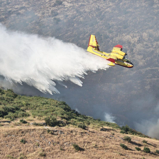 Seget Gornji, Trogir, 020821.
Pozar koji je buknuo u prijepodnevnim satima i dalje prijeti kucama u Segetu Gornjem. Na terenu je 170 vatrogasaca, 50 vozila, 3 kanadera, 2 Air Tractora i 1 helikopter.
Na fotografiji: kanader gasi pozar.