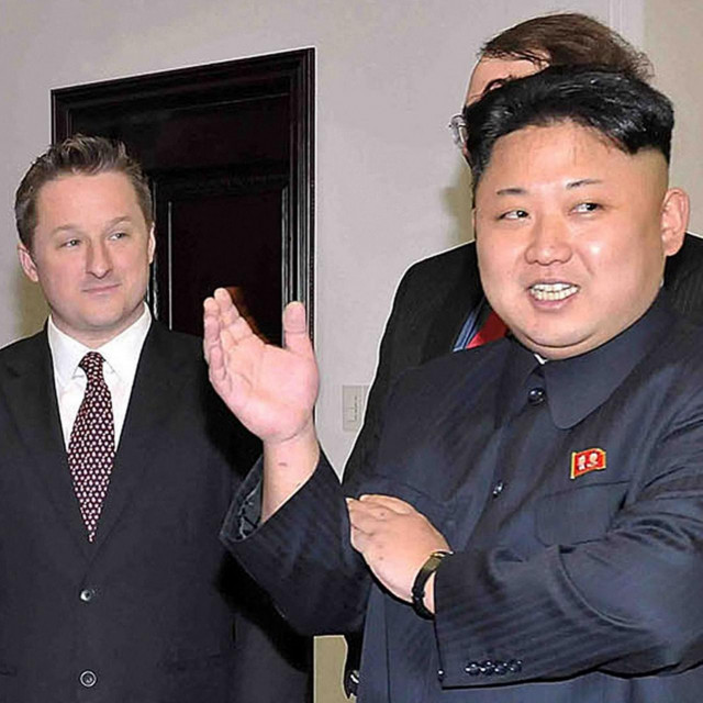 Kim Jong Un i Michael Spavor (lijevo)