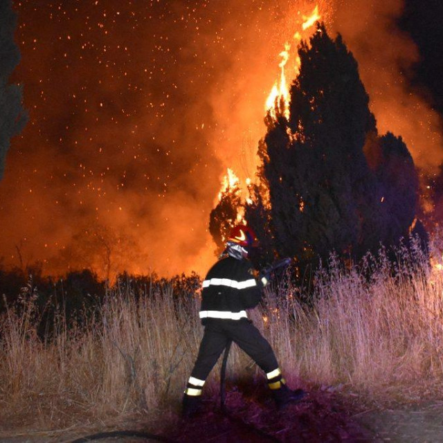Talijanski vatrogasci gase požar koji bjesni pored Palerma na Siciliji
