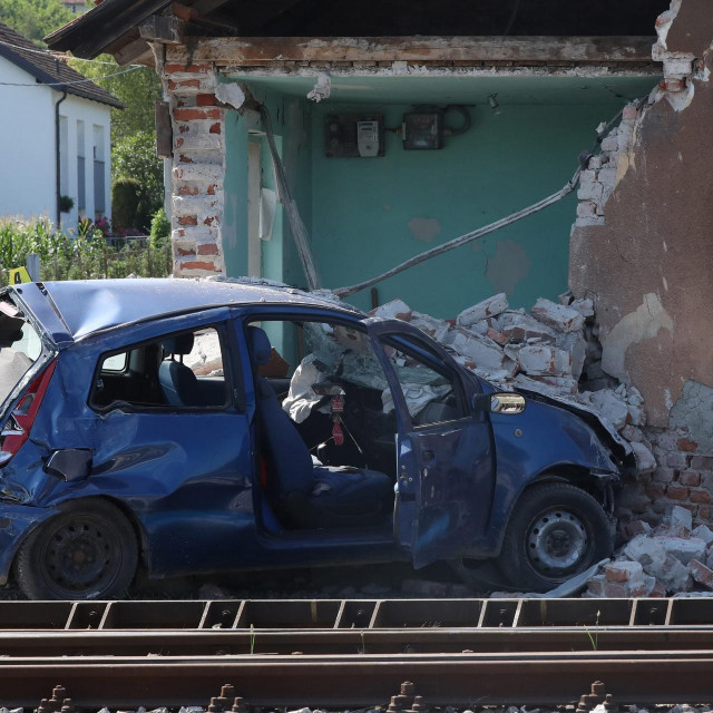 U Novom Marofu vlak naletio na auto