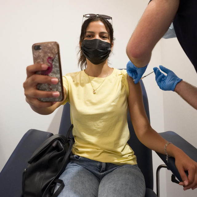 Djevojka prima Pfizerovo cjepivo u mjestu Marcianise na jugu Italije