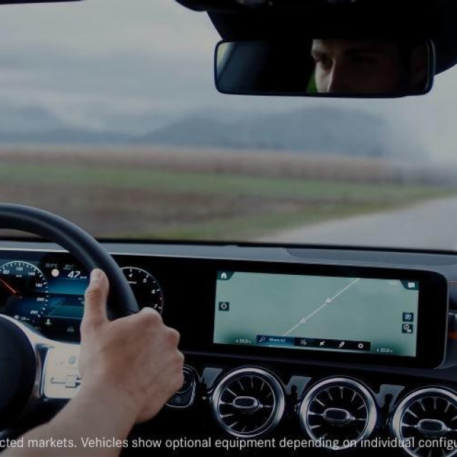 Mercedes ‘Car-to-X Communication‘ sustav