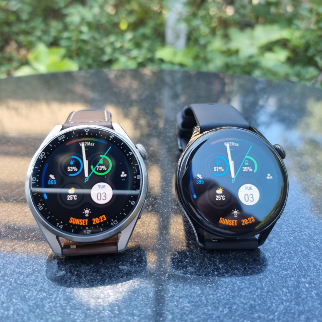 Oba uređaja imaju vrlo svijetle AMOLED ekrane veličine 1,43 inča i 3D rotirajuće krunice