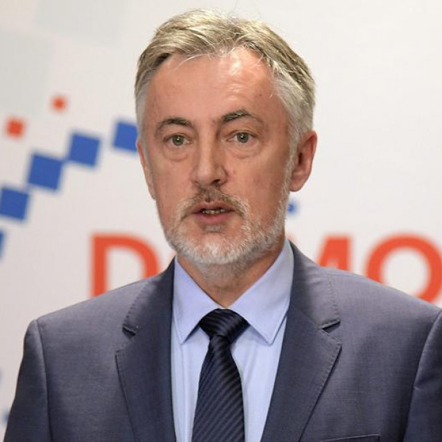 Miroslav Škoro; u pravokutniku: objava Ivana Matića na Facebooku