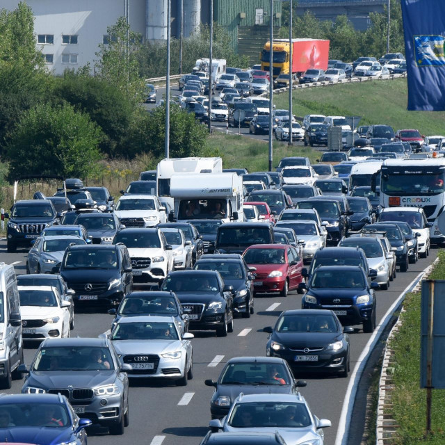 Višekilometarska kolona vozila ispred ulazne postaje autoceste A1 Zagreb-Lučko