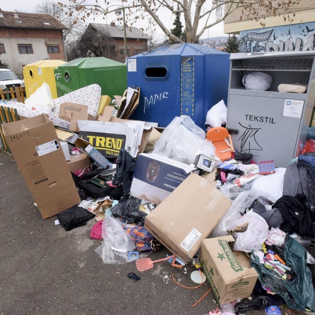 Razbacan otpad na zelenom otoku u zagrebačkom Stenjevcu, arhiva