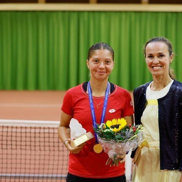 Antonia s Martinom Hingis, osvajačicom pet Grand Slam titula i tenisačicom
koja je čak 209 tjedana (peta najbolja svih vremena) provela na broju 1 WTA liste