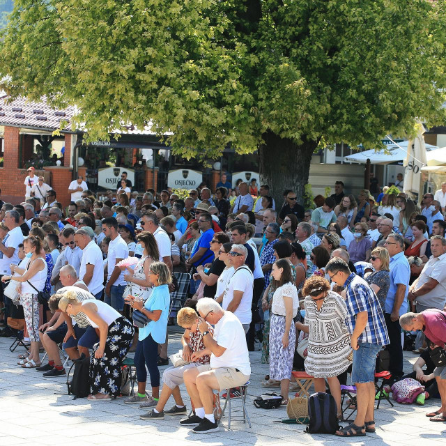 Vjernici na svečanom misnom slavlju u Aljmašu
 