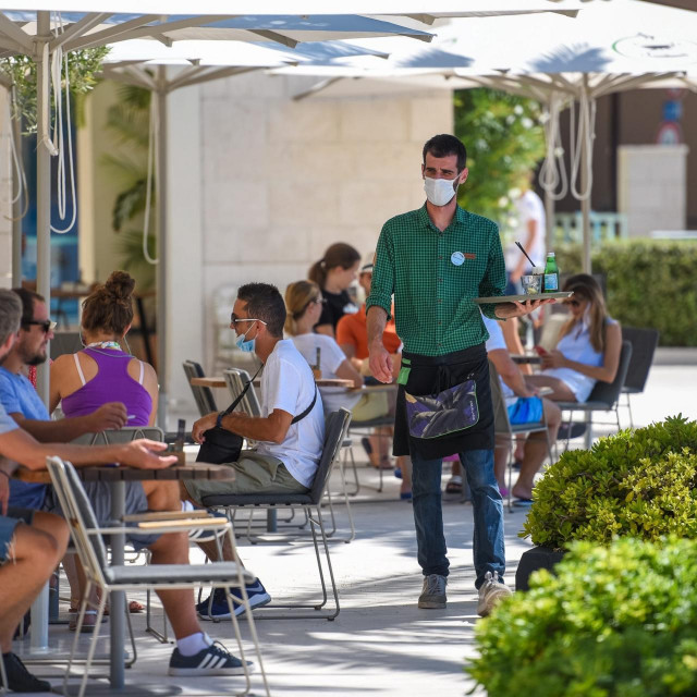 Turizam u doba korone u gradu Tivat u Crnoj Gori, Ilustracija