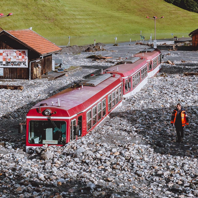 Vlak zapeo u poplavi u austrijskoj općini Wald im Pinzgau blizu Salzburga

 