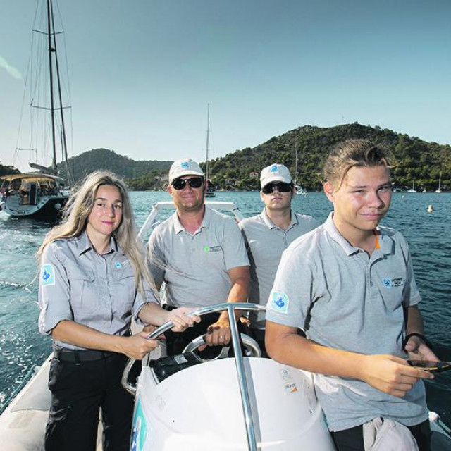 Alexandra Carol Horvat, glavna čuvarica Parka prirode Lastovo s kolegama Mariom, Kristom i Ivanom u obilasku Jurjeve luke