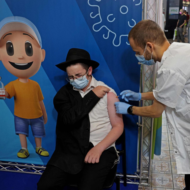 Izraelac prima dozu cjepiva