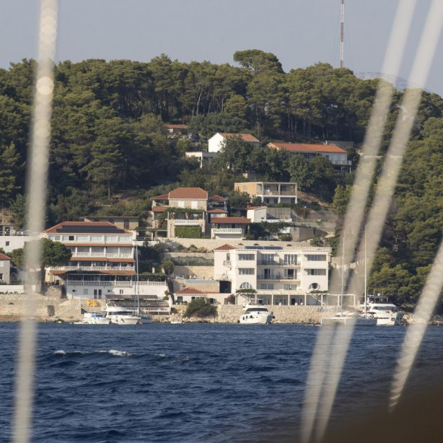 Brojni dokazi upućuju na to da se brodolom dogodio nedaleko  od sidrišta Saplunara na otoku Mljetu