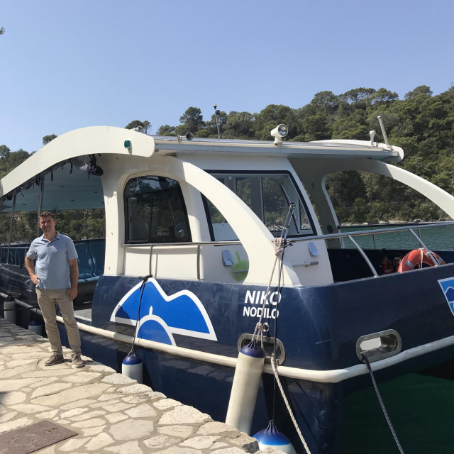 Ivan Sršen, ravnatelj JU NP Mljet uz brod na solarni pogon na otočiću Sv.Marija
Snimila: Ljubica Vuko