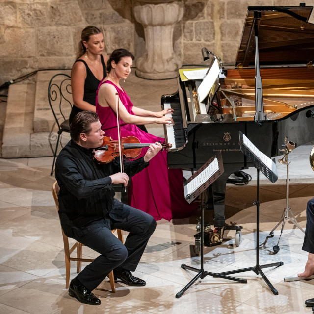 Pijanistica Martina Filjak, hornist Felix Klieser i violinist Andrej Bielow nastupili su na glazbenom dijelu programa Dubrovačkih ljetnih igara