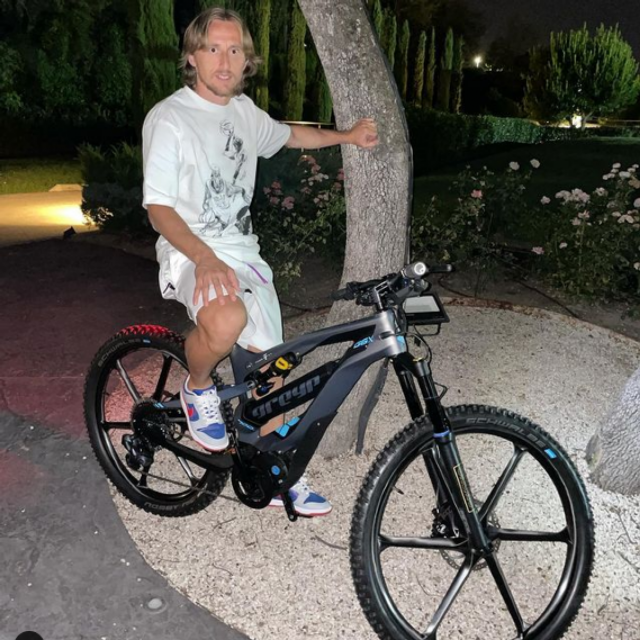 Nogometaš Luka Modrić na biciklu Greyp