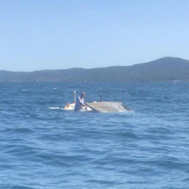 Potopljena brodica u Pašmanskom kanalu i jedan od brodolomaca koji je zazivao pomoć