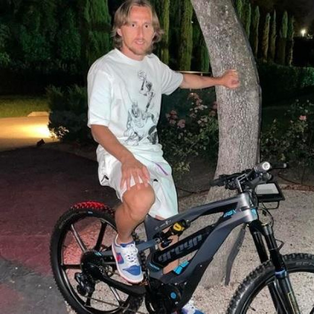 Luka Modrić na biciklu Greyp
