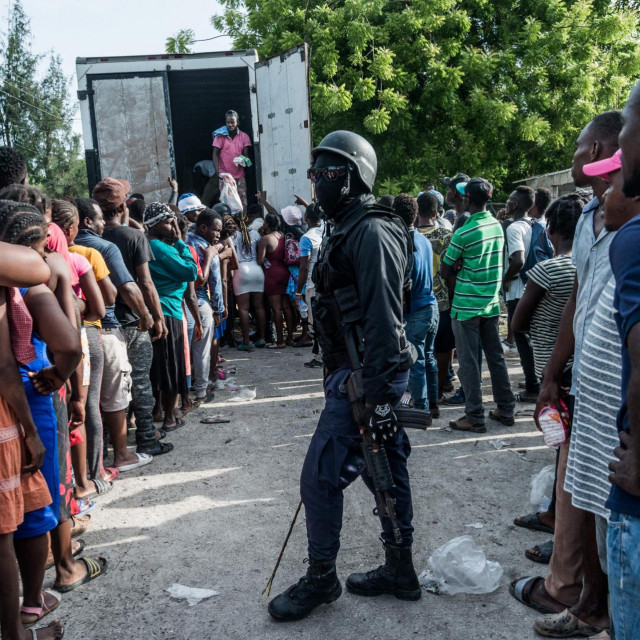 Podjela humanitarne pomoći na Haitiju
 