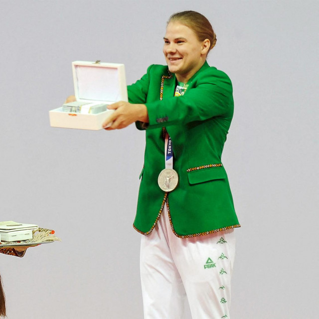 Polina Guryeva (desno)