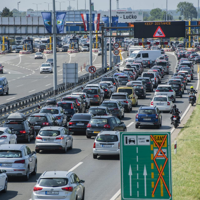 Ljetne gužve na ulazu na A1 na naplatnoj postaji Lučko