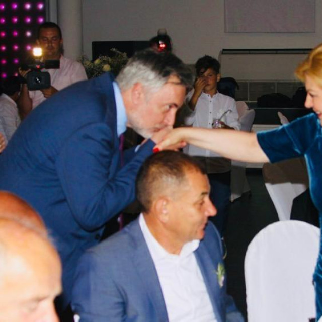 Miroslav Škoro u društvu Kolinde Grabar-Kitarović na svadbi sina Ante Deura