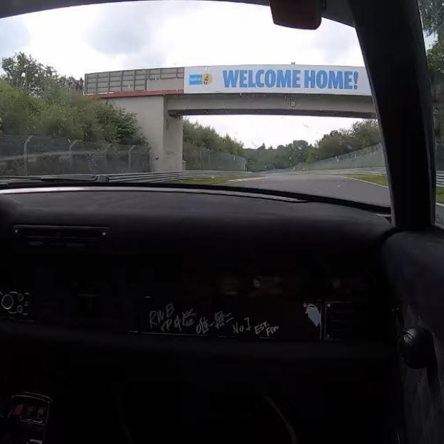 Unutrašnjost Porschea 911 RWB Turbo (993)