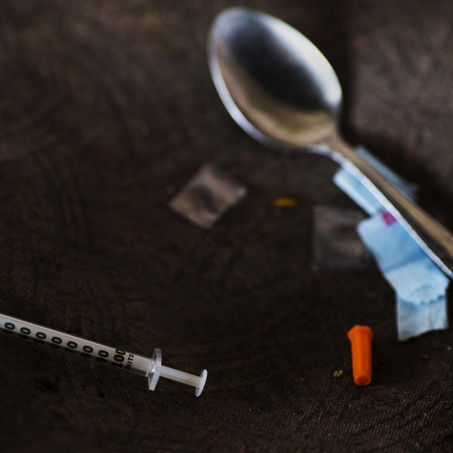 Igla, žlica i vrećica s opojnim drogama/Ilustracija