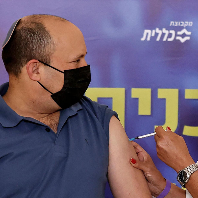 Izraelski premijer Naftali Bennett prima treću dozu cjepiva