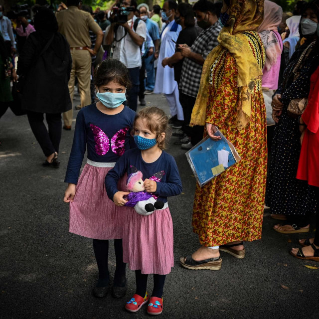 Djeca u pratnji starijih Afganistanaca