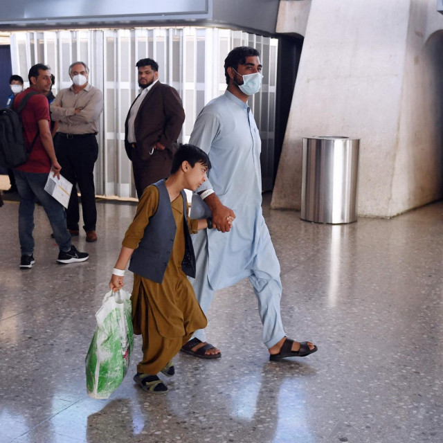 Afganistanske izbjeglice ukrcavaju u autobus nakon što su stigli letom na međunarodnu zračnu luku Dulles