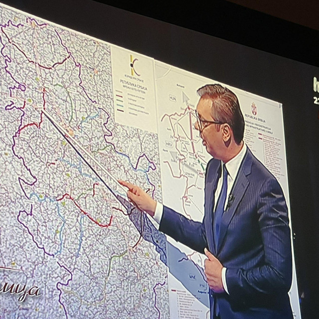 Aleksandar Vučić pred pločom