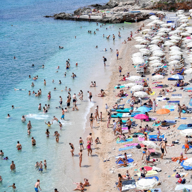 Plaža Banje u podne prepuna kupača